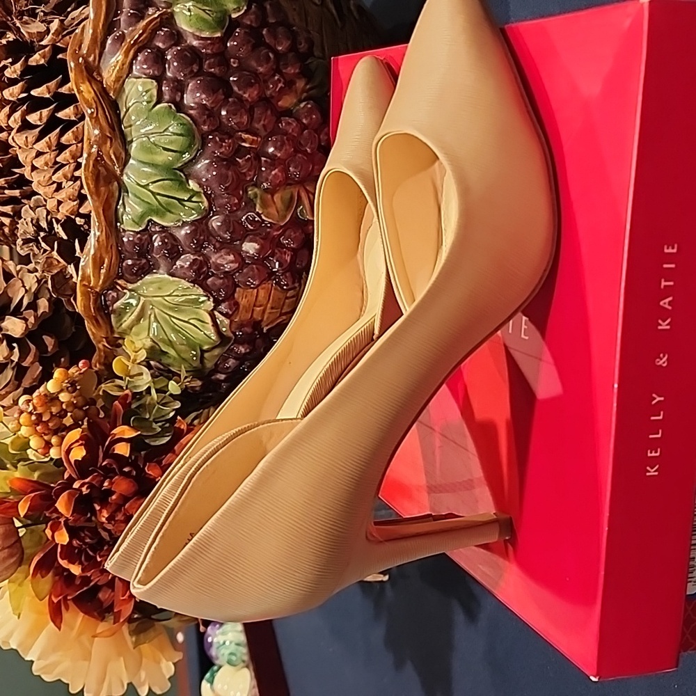 Kelly & Katie Taupe Heels Size 9 - Picture 4 of 6